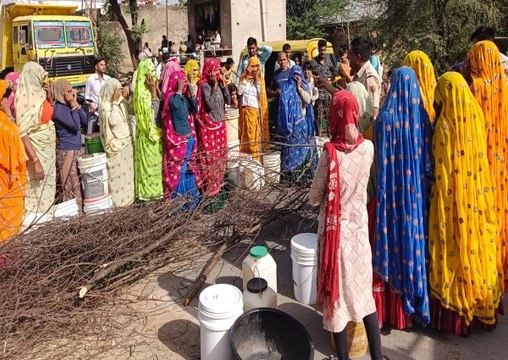 पेयजल समस्या : आक्रोशित महिलाएं खाली बर्तन लेकर उतरी सड़क पर जमा लगा सुनाई खरी-खरी.....देखें वीडियो