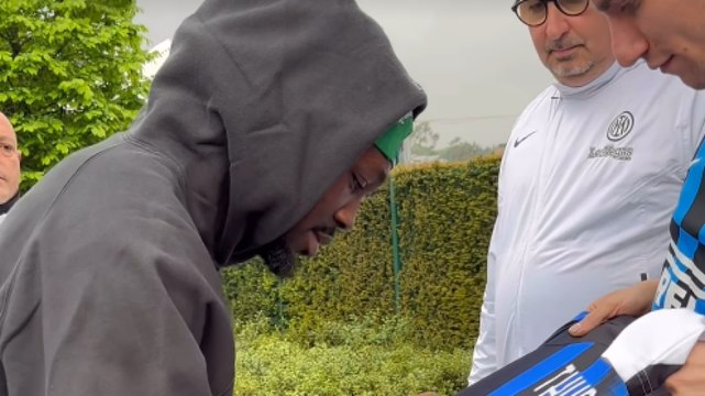 Thuram, autografo al tifoso con la maglia di Lukaku modificata