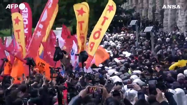 Scontri dimostranti-polizia a Istanbul per il Primo Maggio