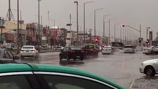 Fortes chuvas inundam estradas na Arábia Saudita