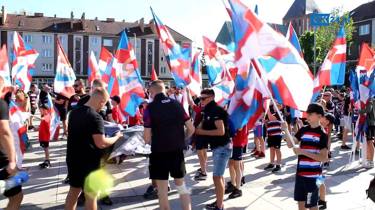 Przemarsz kibiców Gwardii Koszalin przez miasto