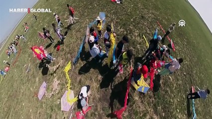 Harçlıklarıyla aldıkları uçurtmalarla gökyüzünü süslediler