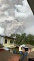 Eruption impressionnante du Mont Ruang en Indonésie