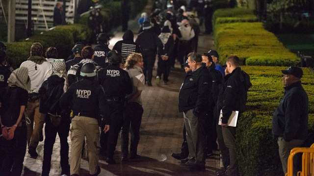 Docenas de manifestantes pro palestinos detenidos en la Universidad de Columbia y disturbios en un campus de Los Ángeles