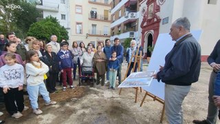 El alcalde de Sevilla, José Luis Sanz, muestra a los vecinos la reurbanización de la plaza de los Humeros.