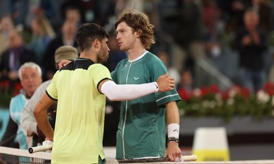 روبليف يُقصي ألكاراز من ربع نهائي بطولة مدريد