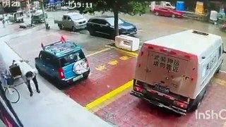 Camión embiste a guardia de seguridad que guiaba al conductor para estacionar