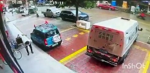 Camión embiste a guardia de seguridad que guiaba al conductor para estacionar