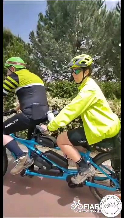 Giro d'Italia alla cieca, la caparbietà di Giusy Parisi fa tappa a Cosenza: “Amo la bici e viaggiare, è stato semplice”