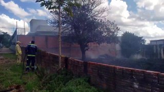 Corpo de Bombeiros combate incêndio em vegetação no Centro