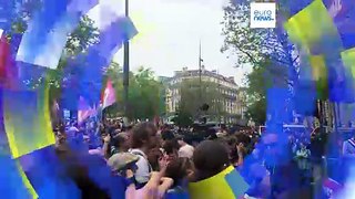Предвыборная первомайская демонстрация в Париже