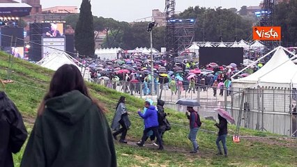 Concertone del Primo Maggio a Roma, il pubblico sotto la pioggia al Circo Massimo