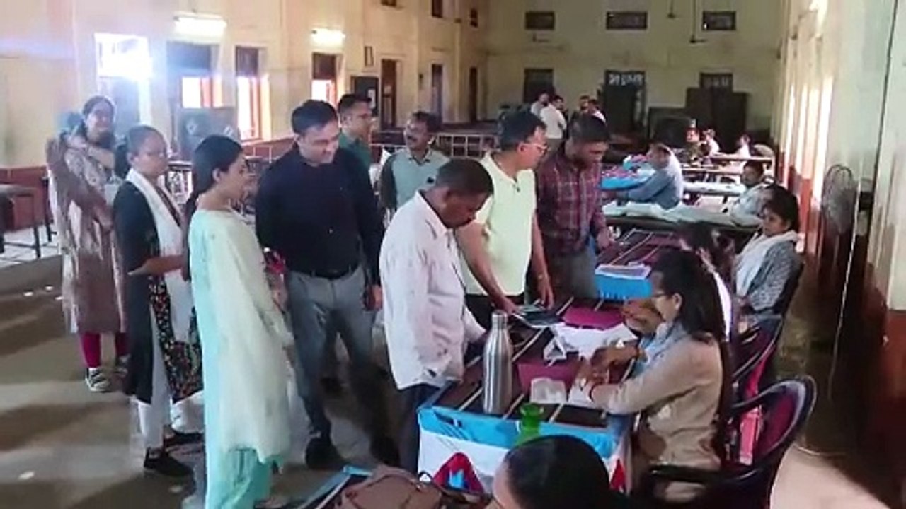 NARMADA JITNAGAR POLICE HEAD QUARTERS POSTAL BALLOT VOTING FOR LOK SABHA 2024 ELECTION