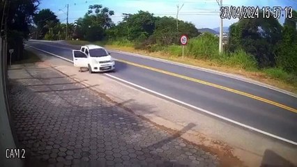 Passageiro e motorista pulam e carro cai em ribanceira, em Santa Catarina