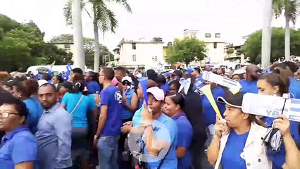 “Agua bendita a los adepeístas” proclaman los maestros en su marcha bajo lluvia