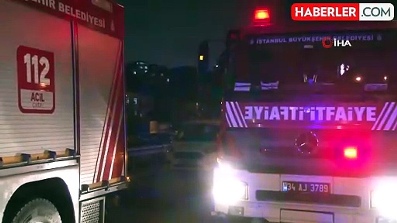 Seyir halindeki araç park halindeki tıra ok gibi saplandı: 1 ağır yaralı