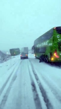Video: largas filas de vehículos varados entre Bariloche y El Bolsón por la intensa nevada