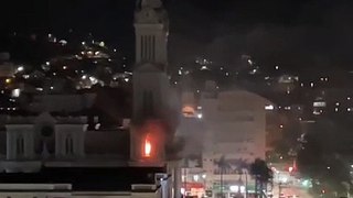 Fiéis saem da missa e percebem incêndio em torre da Catedral de Rio do Sul; veja vídeo