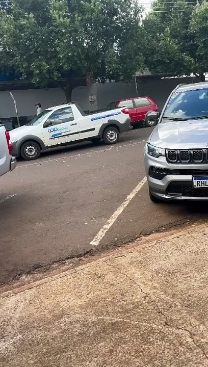 Leitores criticam banco que lava calçada em plena crise de água em Goioerê