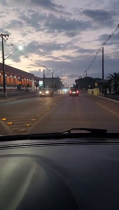 Jovem é filmado em cima de carro em movimento na região de Goioerê