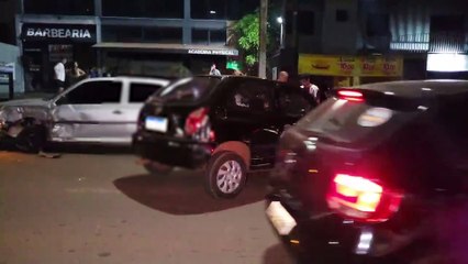 Acidente entre três carros é registrado no Veneza