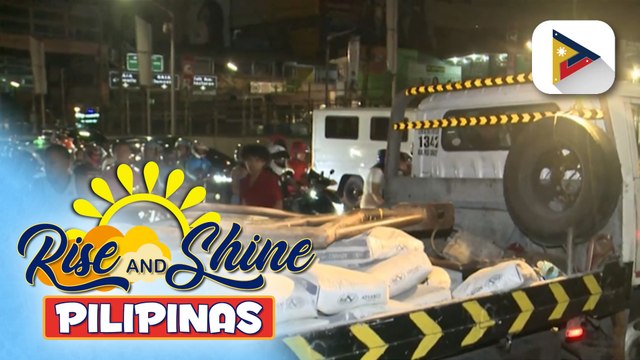 Truck, humarang sa 4 lanes ng EDSA matapos maputol ang suporta nito sa ilalim; Truck driver, pinagmulta