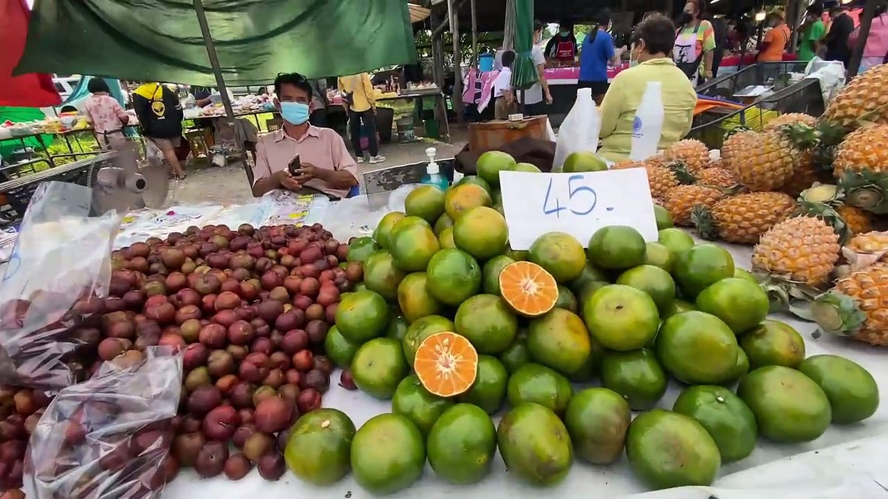 Buying Fruit at a Thai Market in Chiang Mai | ซื้อ ผลไม้ที่ ตลาด  เชียงใหม่