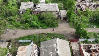 فيديو: صور جوية تظهر مدى الدمار المرعب في تشاسيف يار بأوكرانيا بعد أشهر من القصف الروسي