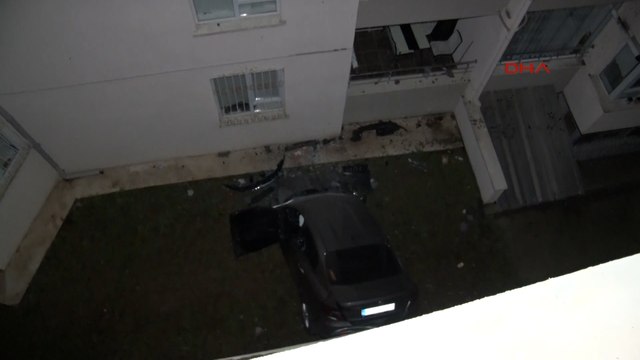 Kontrolden çıkıp otoparktan uçan otomobil, apartmanın 3'üncü katına çarptı