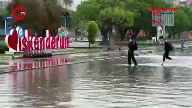 İskenderun'da sağanak: Yollar göle döndü