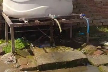 गहराता जल संकट और लगातार व्यर्थ बहता हजारों लीटर पीने का पानी, देखें ये वीडियो