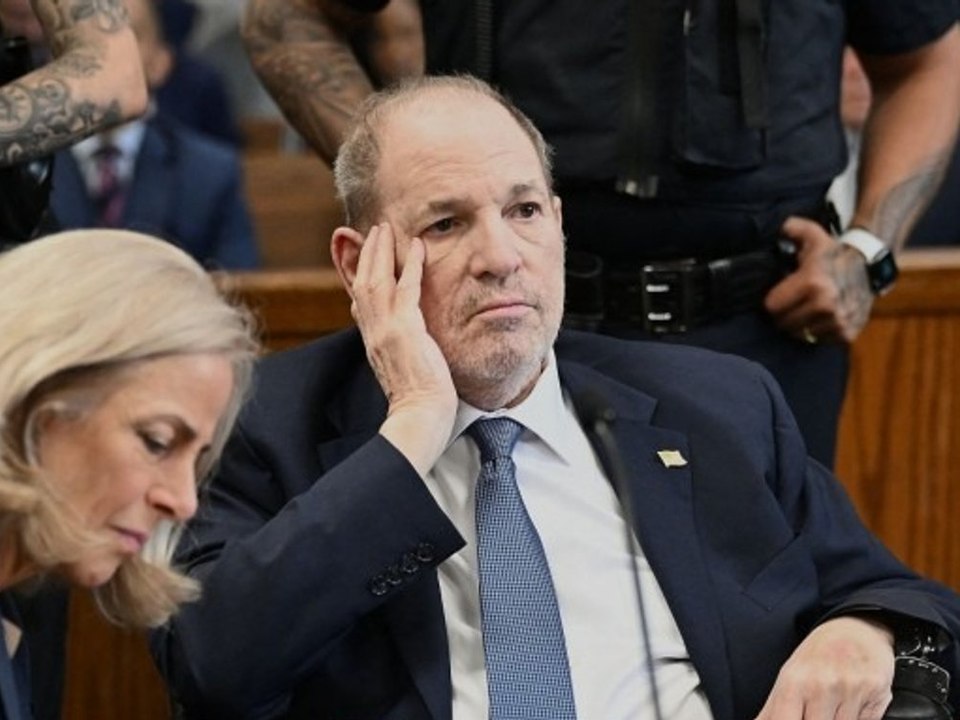 Prozess wird neu aufgerollt: Harvey Weinstein geschwächt vor Gericht