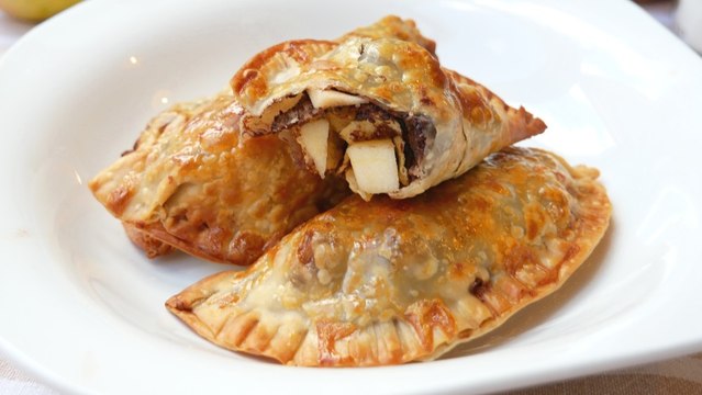 Empanadillas dulces rellenas de manzana y chocolate, un dulce irresistible