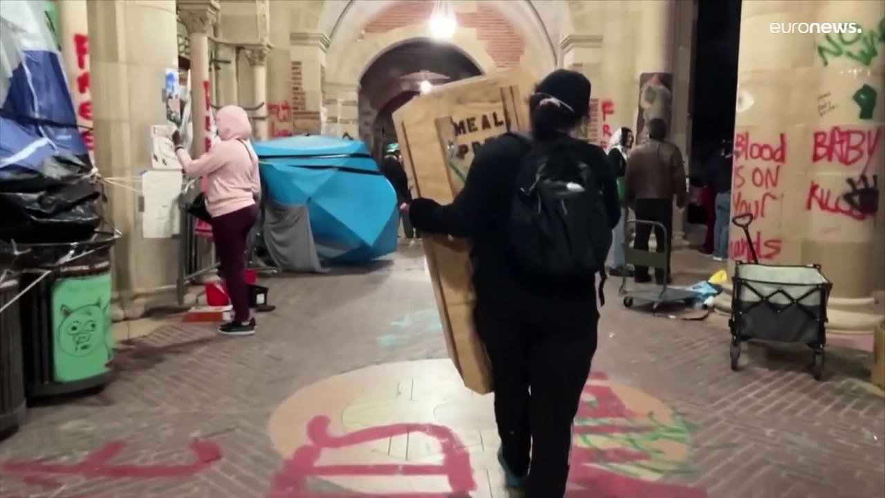 شاهد: اشتباكات واعتقالات.. الشرطة تحتشد قرب مخيم احتجاج مؤيد للفلسطينيين في جامعة كاليفورنيا