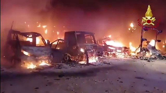 Fasano, incendio nel deposito di un'azienda: in fiamme sette furgoni-frigo