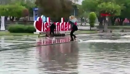 Sağanak bastırdı; yine aynı cadde sular altında kaldı