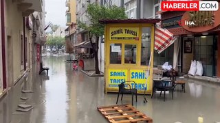 İskenderun'da sağanak yağışla caddeler göle döndü