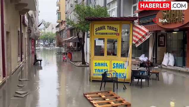 İskenderun'da sağanak yağışla caddeler göle döndü