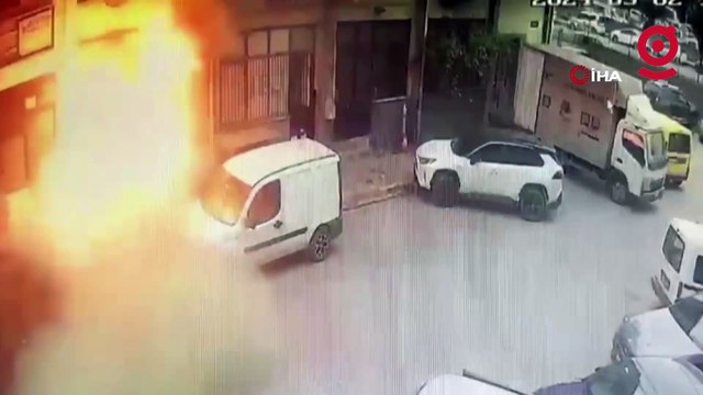 Başakşehir'de sanayi sitesinde yangın: Çok sayıda itfaiye sevk edildi