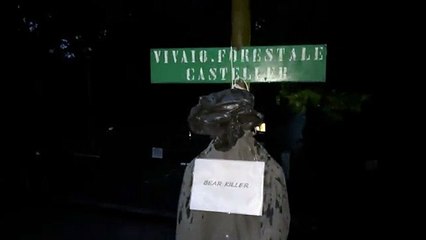 Trento: blitz animalista a Casteller, «impiccato» manichino killer di orsi