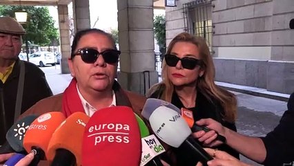 La madre de Antonio Tejado se aferra a un céntimo que encuentra: "A ver si nos da suerte"