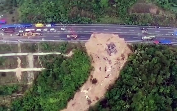 Le bilan atteint 48 morts dans l'effondrement d'une autoroute de l'horreur en Chine. 23 véhicules ont été trouvés dans la fosse qui s'est formée sous une brèche de 17,9 mètres de long qui s'est effondrée à flanc de montagne dans la province du Guangdong.