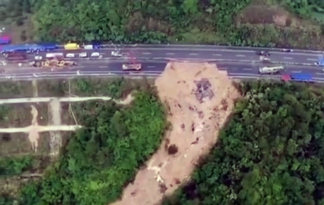 Le bilan atteint 48 morts dans l'effondrement d'une autoroute de l'horreur en Chine.  23 véhicules ont été trouvés dans la fosse qui s'est formée sous une brèche de 17,9 mètres de long qui s'est effondrée à flanc de montagne dans la province du Guangdong.