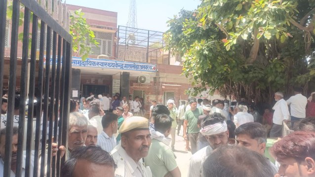 पुलिस प्रशासन के आश्वासन के बाद मृतक का मालाखेड़ा अस्पताल में हुआ पोस्टमार्टम