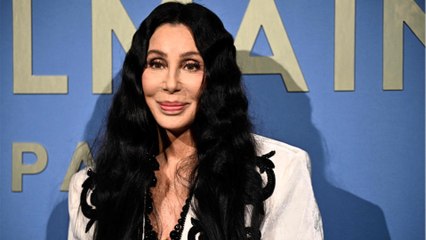 VOICI : "Ils sont tous morts" : Cher explique pourquoi elle ne sort qu'avec des hommes plus jeunes