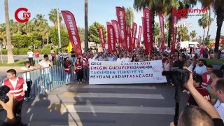 Mersin Büyükşehir Belediye Başkanı Vahap Seçer 1 Mayıs'ta işçilerle birlikte yürüdü
