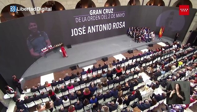 El emotivo momento en el que Ayuso condecora a título póstumo al Guardia Civil fallecido en acto de servicio