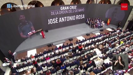 El emotivo momento en el que Ayuso condecora a título póstumo al Guardia Civil fallecido en acto de servicio