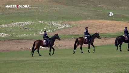 Araçların giremediği arazilerde görev onların: Sınırda 24 saat boyunca devriye faaliyeti