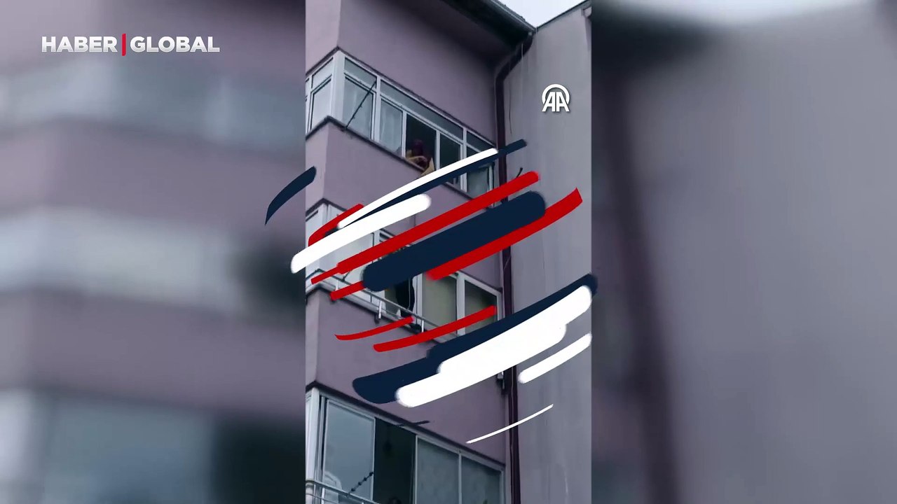 Balkon penceresiyle korkuluk arasında sıkıştı, itfaiye ekipleri kurtardı